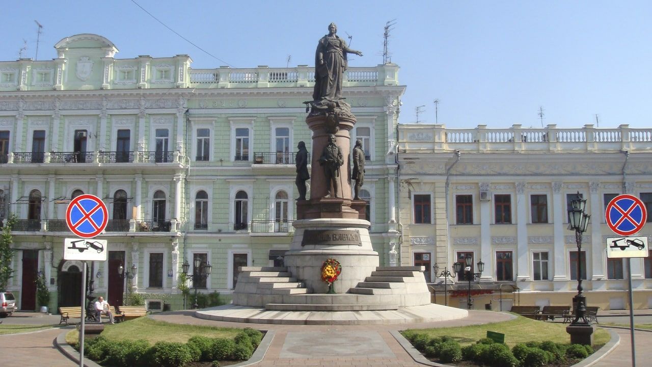 Украинский радикал испортил памятник императрице Екатерине II в Одессе