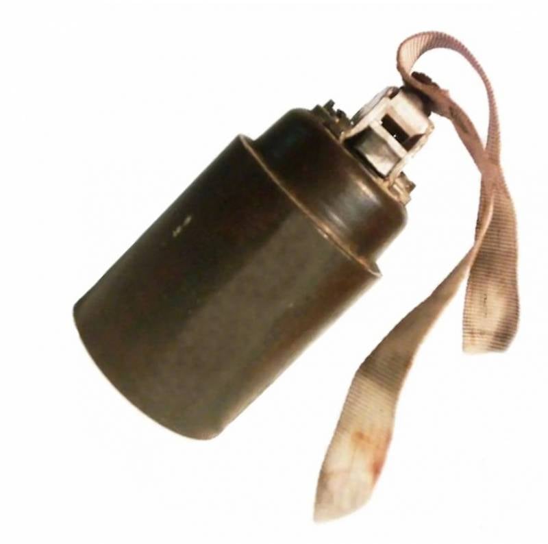 Зачем украинцы распиливают кассетные снаряды и достают их содержимое для снаряжения дронов Зачем украинцы распиливают кассетные снаряды и достают их содержимое для снаряжения дронов оружие