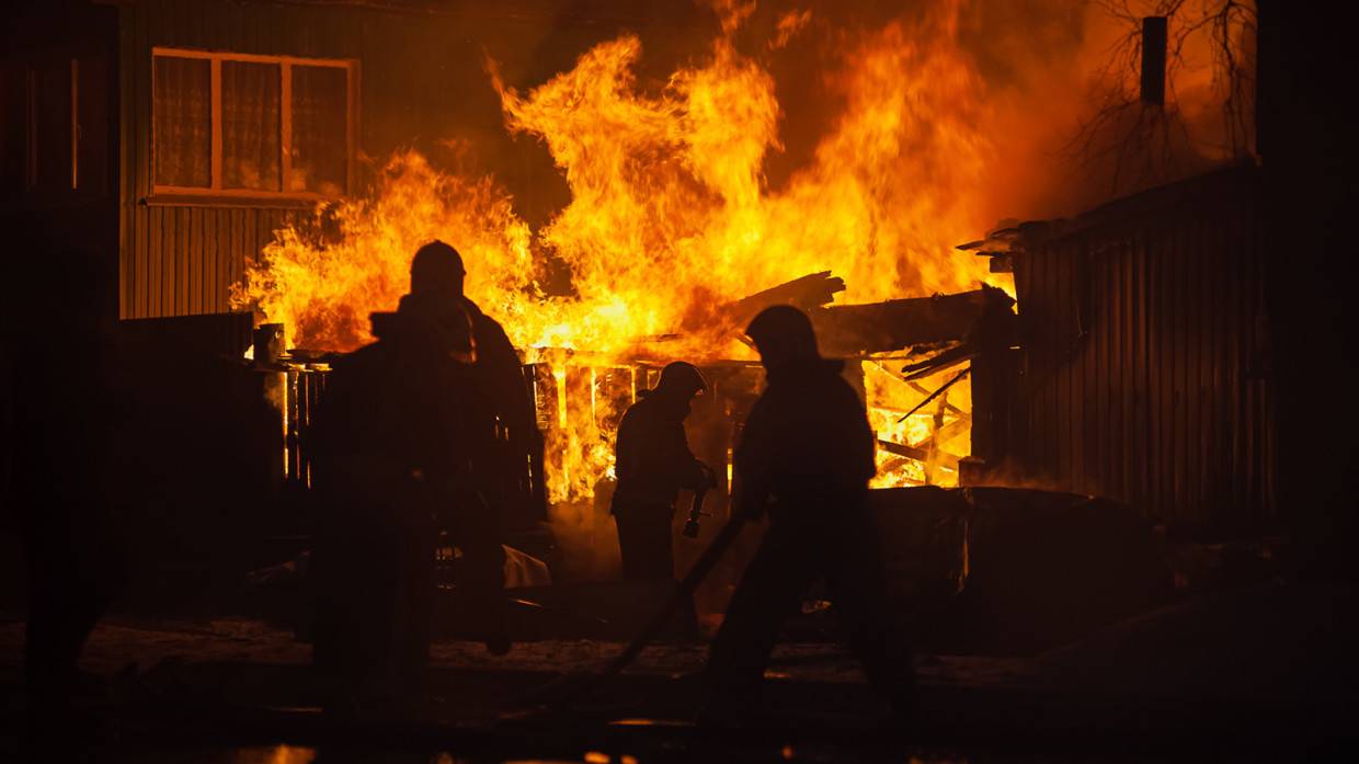 Крупный пожар в нежилом доме произошел в Петроградском районе Санкт-Петербурга