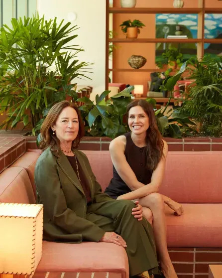 Даша Жукова вышла в свет с 13-летней дочерью от олигарха Романа Абрамовича Жукова, миллиардера, Дерек, сыном, Мёрдока, Руперта, замужем, Бласберг, Жуковой, Джонстон, Финиксе, греческого, Ставросом, Ниархосом, НьюЙоркеНапомним, сыграли, артистов, темнокожих, свадьбу, здание