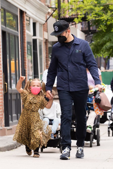 Леопардовый принт для дочки, модная полоска для мамы: Ирина Шейк и Лея Купер на прогулке в Нью-Йорке Леопардовый принт для дочки, модная полоска для мамы: Ирина Шейк и Лея Купер на прогулке в Нью-Йорке Дети,Дети знаменитостей