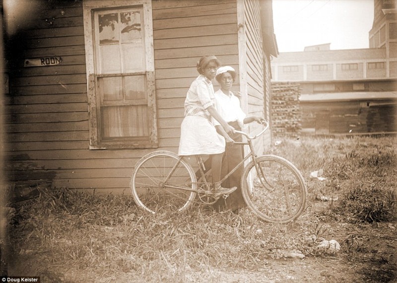 Флоренс Джонс на велосипеде вместе с матерью Кейт  афроамериканец, история, прошлое, сегрегация, фотография