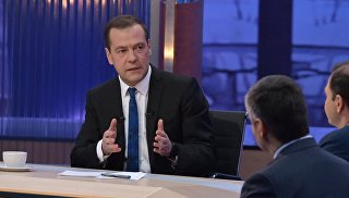 Председатель правительства РФ Дмитрий Медведев во время интервью российским телеканалам в студии телецентра Останкино. 15 декабря 2015