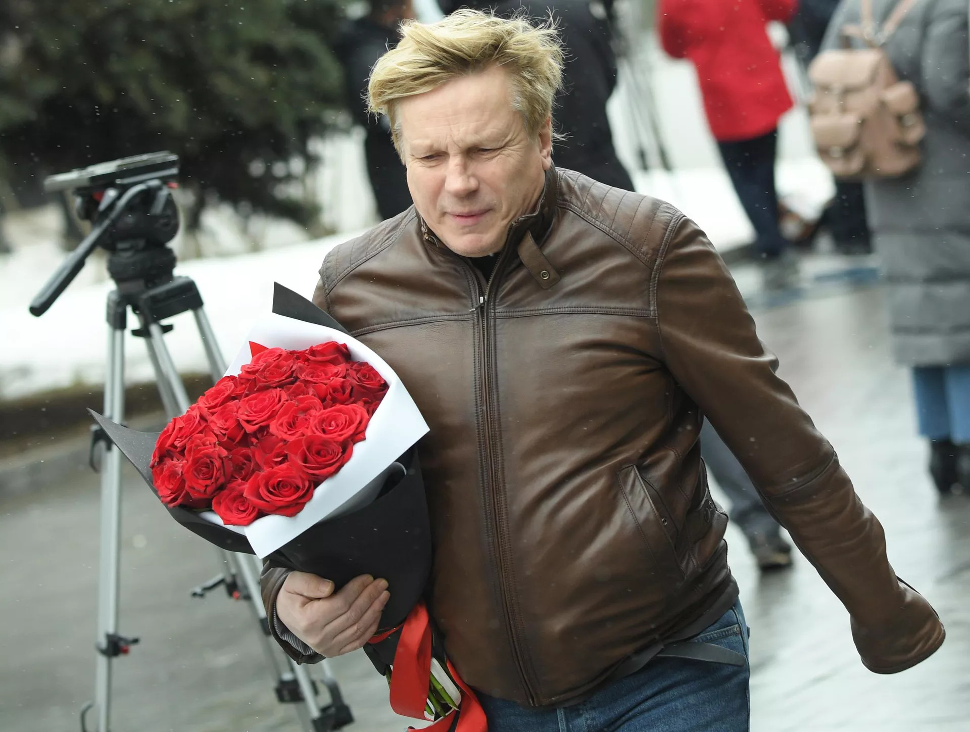 Певец Виктор Салтыков на церемонии прощания с певицей Юлией Началовой - РИА Новости, 1920, 10.06.2025