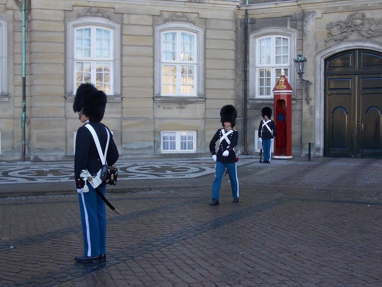 В Копенгагене у дворца караул