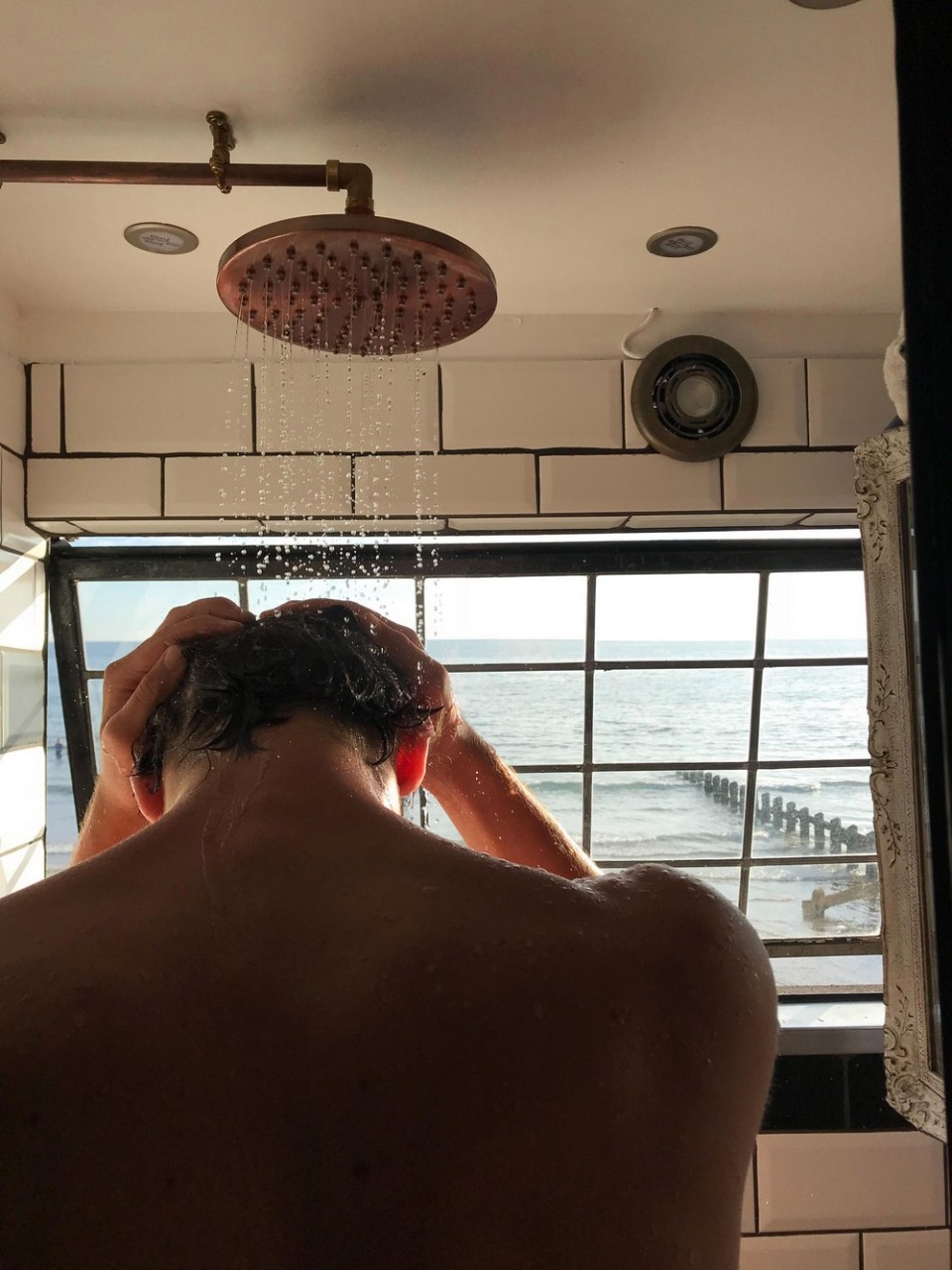 Британец устал платить аренду за жилье и превратил старый армейский грузовик в дом мечты за £15 000 Британец устал платить аренду за жилье и превратил старый армейский грузовик в дом мечты за £15 000