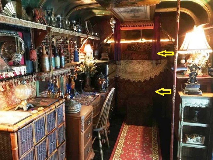 Спальня «цыганского дома» на колесах состоит из двух уровней.