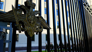 Герб на ограде здания министерства обороны России. Архивное фото