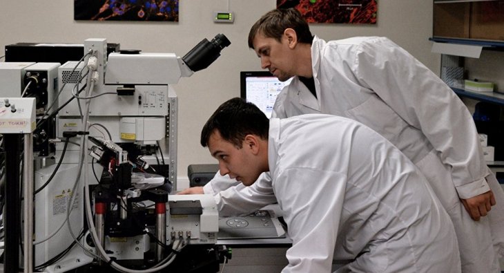 Произошло это в те времена, когда проезд в автобусе стоил 6 копеек, а я с умным видом работал в Институте Физики СО АН СССР