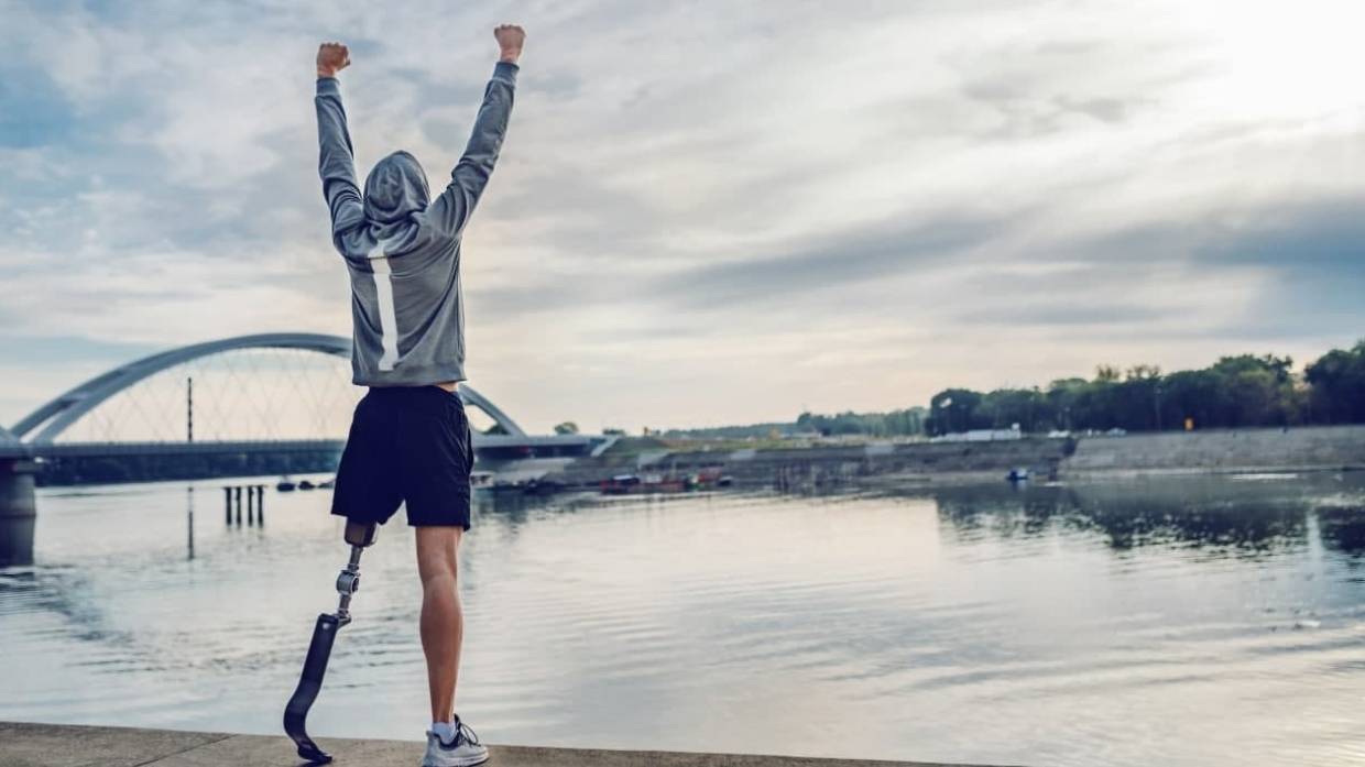Омские школьники собирают деньги на покупку протеза оставшемуся без ноги однокласснику