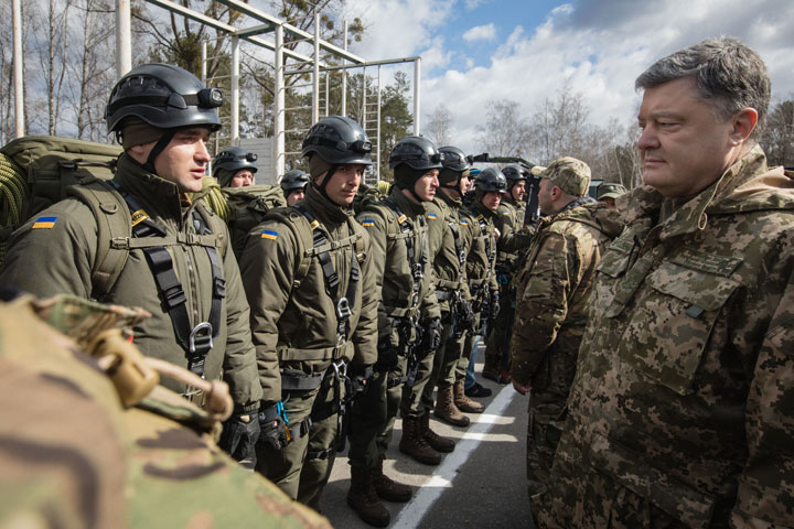 Военное положение – способ остаться у власти для Порошенко