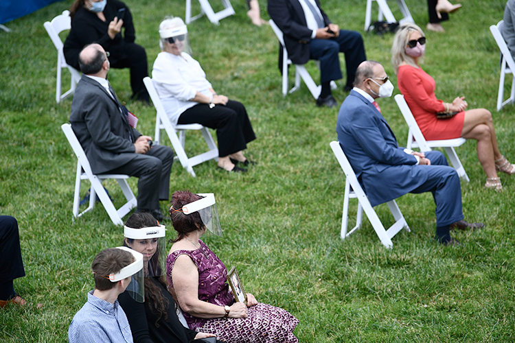 Без маски, но в "медицинском халате": новый выход Мелании Трамп Без маски, но в "медицинском халате": новый выход Мелании Трамп Мода,Стиль звезд