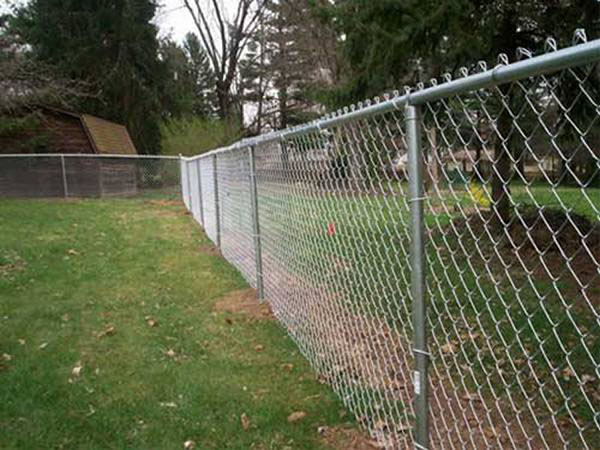 Как правильно смонтировать забор из сетки рабицы на дачном участке сделай сам