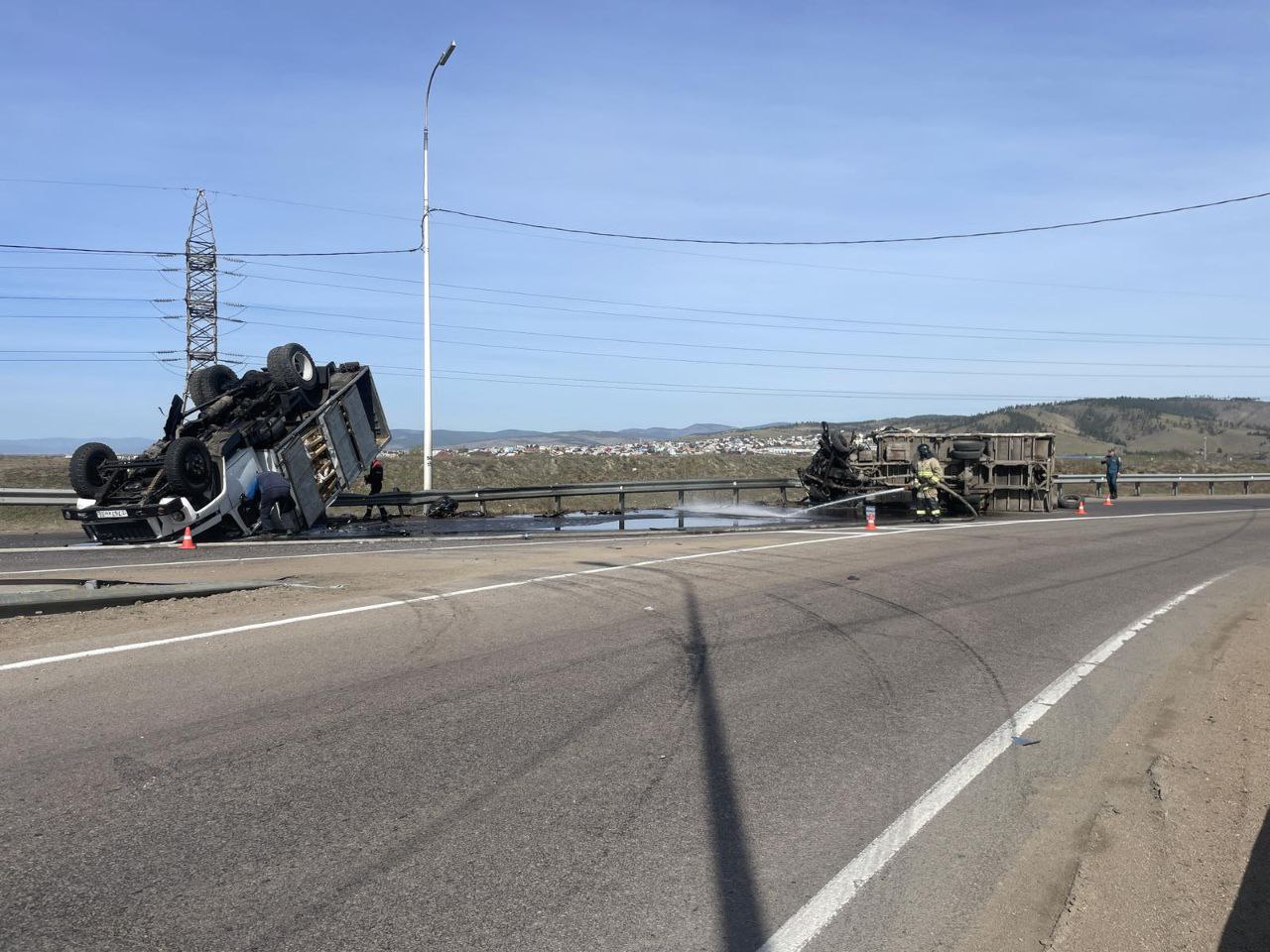 В Улан-Удэ при ДТП столкнулись и перевернулись два грузовика