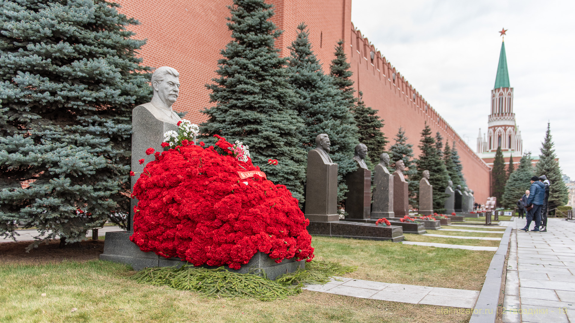 14 000 алых гвоздик для товарища Сталина видит, страшные, кормит, спросит, товарища, строгий, стоит, одиноко, запертых, Спасских, ворот, жестоко, наследников, отчетЕго, шпионИ, живого, мертвого, Видали, буквально, вчера