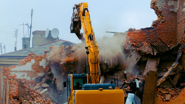 ЭКСКАВАТОРОМ ПО ИСТОРИЧЕСКОЙ ПАМЯТИ. "БАУМАНКА" РАЗРУШИЛА ХРАМ