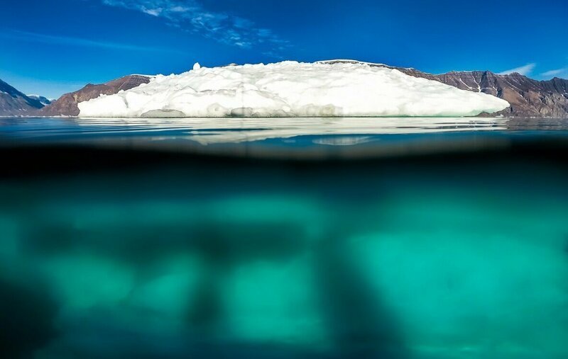 Там же, в Канаде, делают водку  « Iceberg» в состав которой входит вода, добытая из айсбергов айсберг, интересное, лед, под водой, природа