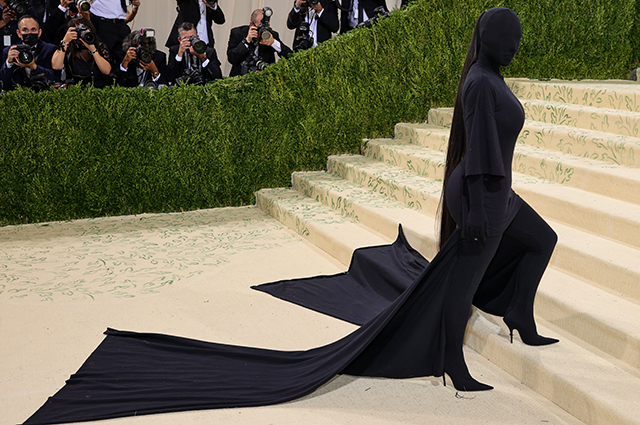 Ким Кардашьян признали иконой моды — вот 10 образов, которые доказывают, что это справедливо Звездный стиль