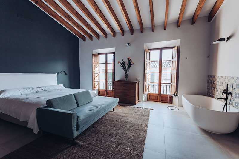 Прекрасный таунхаус на Майорке, который не утратил своего исторического обаяния Прекрасный таунхаус на Майорке, который не утратил своего исторического обаяния бассейн,интерьер и дизайн,Испания,каменный дом,Майорка,средиземноморский стиль,таунхаус