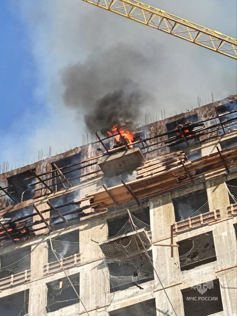 Пожар потушили в строящимся доме на Улан-Баторской в Иркутске