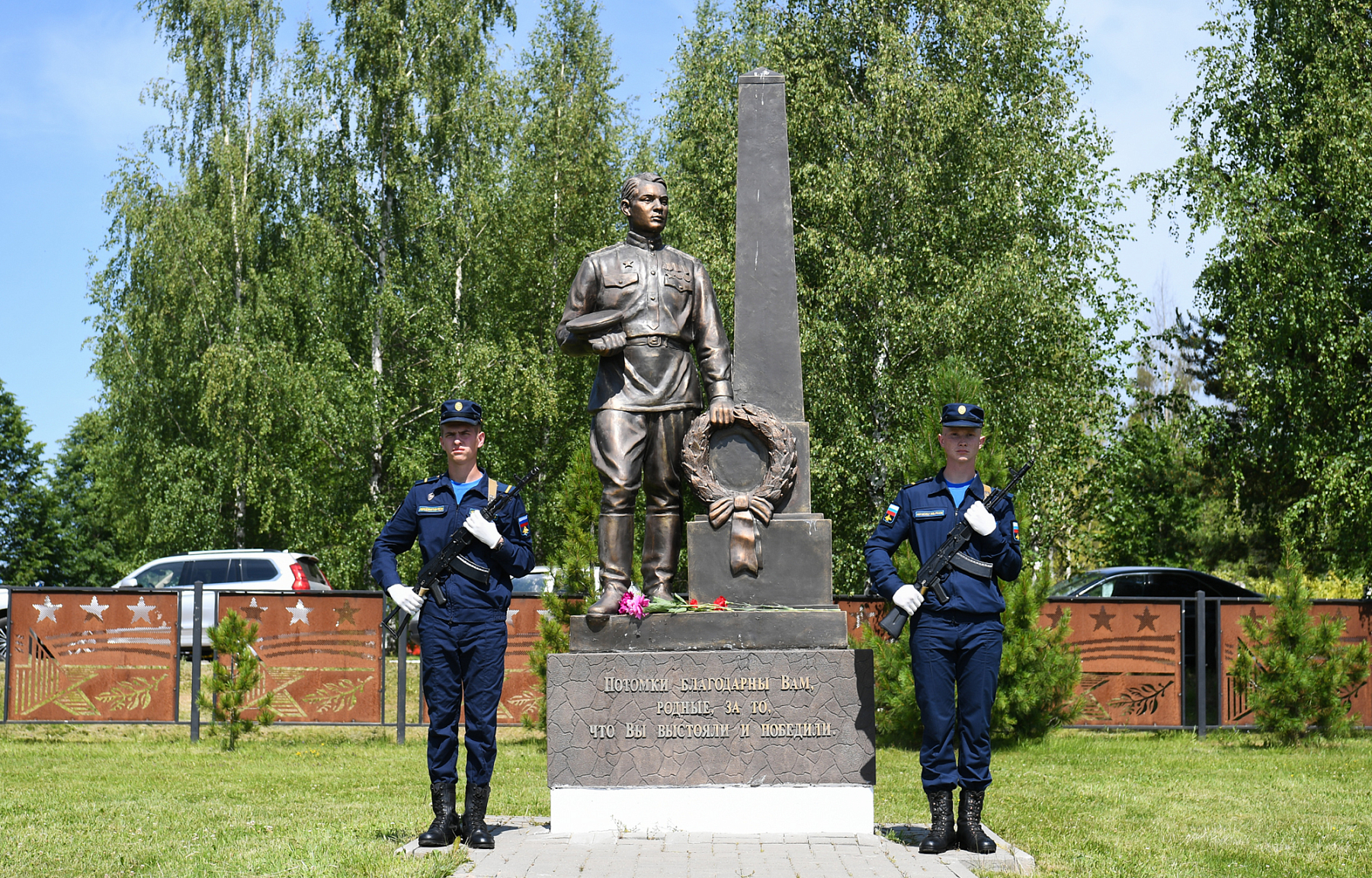 Игорь Руденя почтил память павших во время Великой Отечественной войны солдат на мемориальном комплексе «Парк мира и примирения» в Ржеве