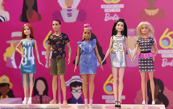 Барби празднует 60-летие: В честь кого назвали самую знаменитую куклу и как она выглядела в разные годы девушки