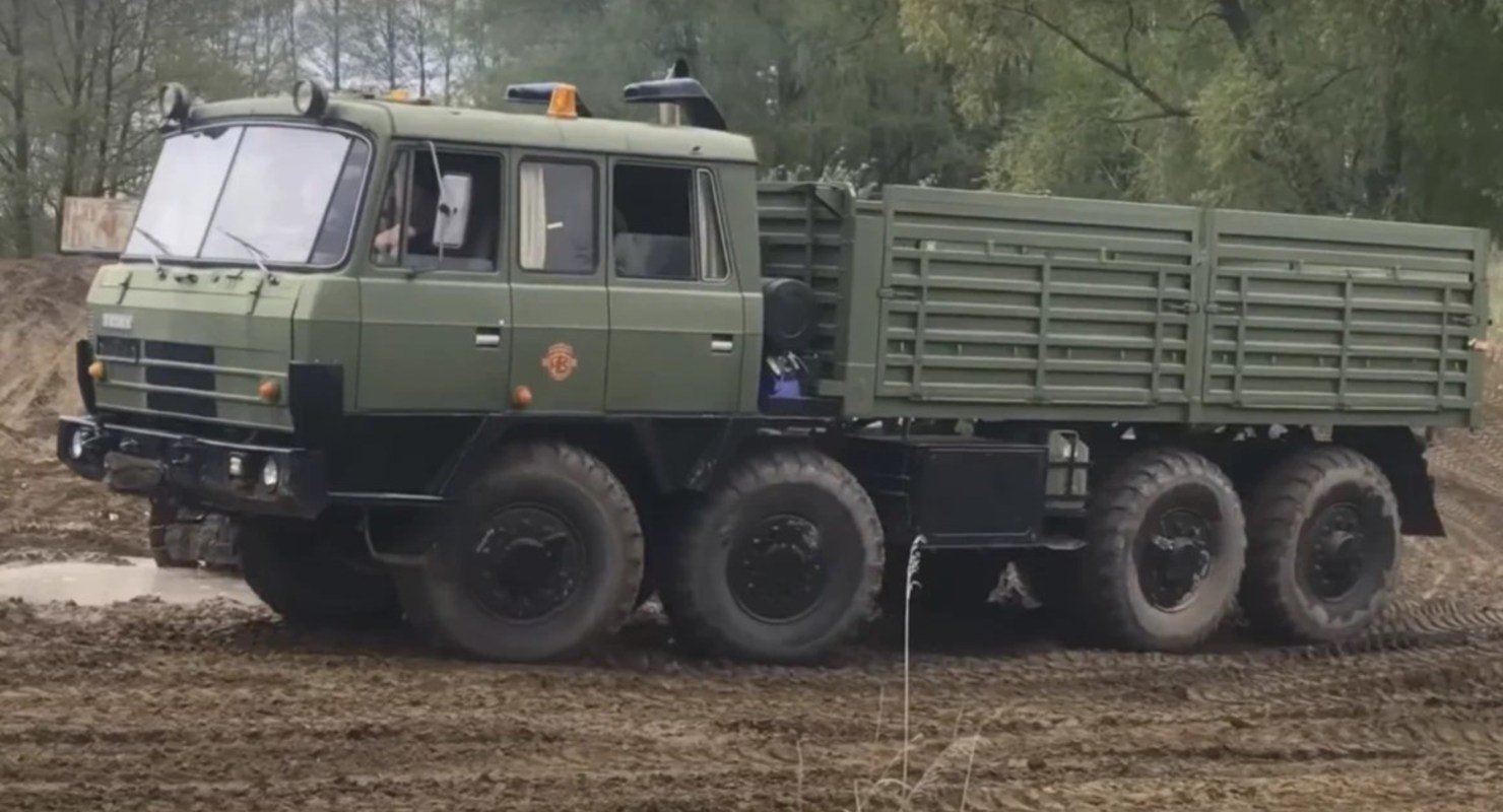 Восьмиколёсная Tatra-815. Почему СССР её не закупал? Автомобили