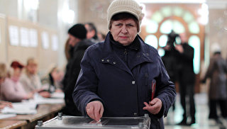Жительница Тирасполя голосует на одном из избирательных участков. Архивное фото