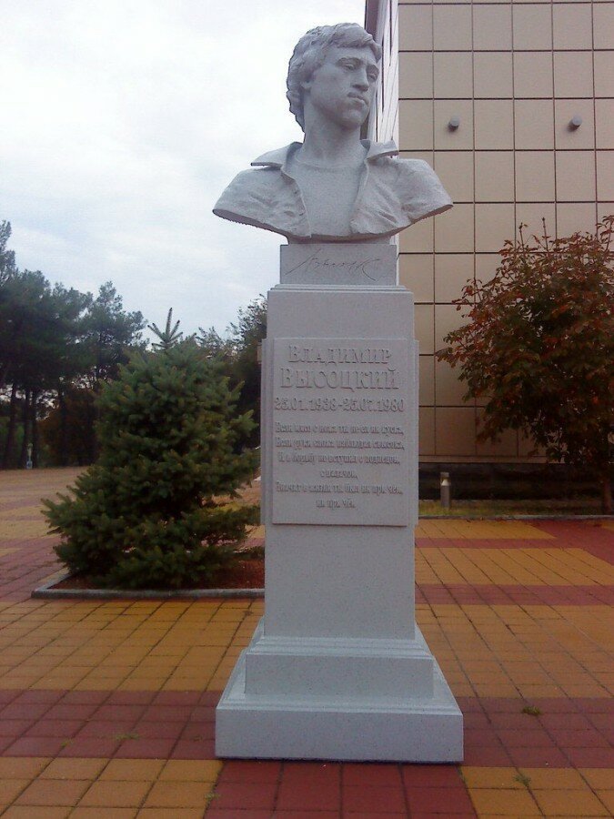 Памятник Владимиру Высоцкому на набережной в Геленджике бюсты, высоцкий, памятники