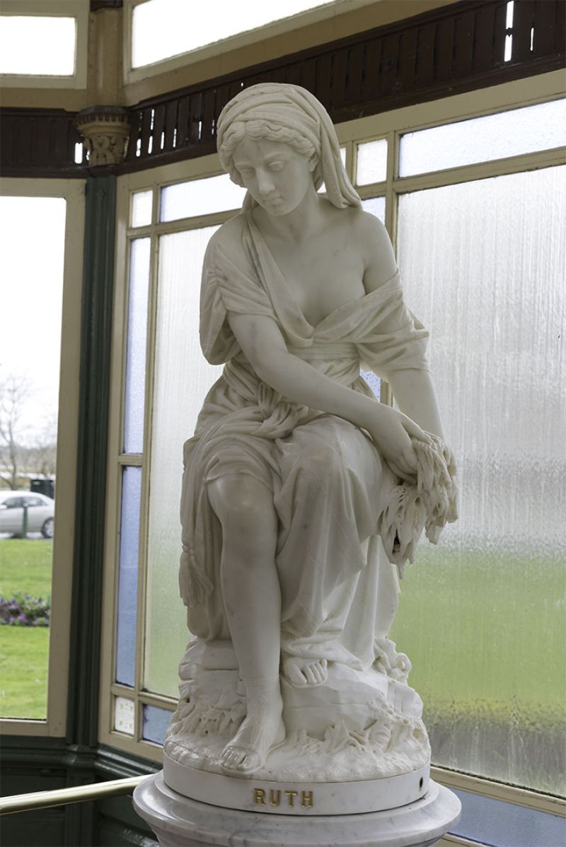 Художница красками оживила женщин-статуй XIX века