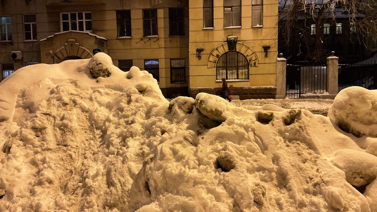 Став снег. Много снега. Кучка снега перспектива. Плохой снег. Кучка снежок.