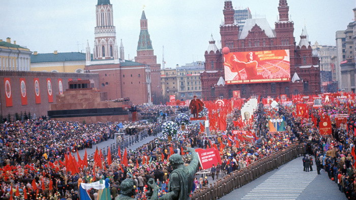 Советские трудящиеся на первомайской демонстрации. 1970.