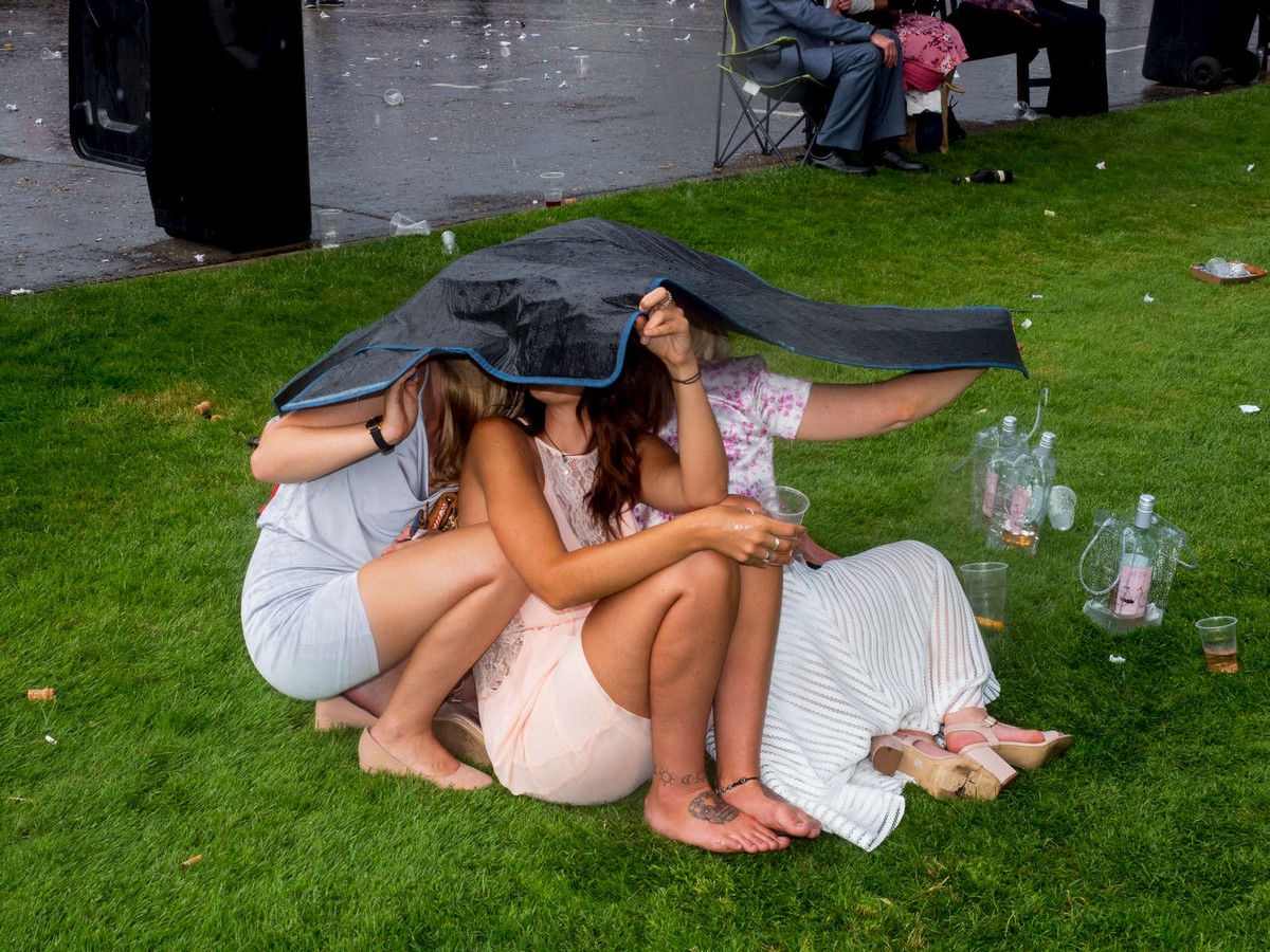 Пьяные девушки на пикнике