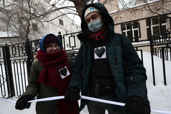 В Москве и Петербурге активисты выстроились в цепи солидарности солидарности, Москве, Германии, пришли, Ахматовой, Навальный, СанктПетербурге, читали, человек, после, акции, времени, заменил, следов, отравляющих, веществ, февраля, условный, Навальному, учетом