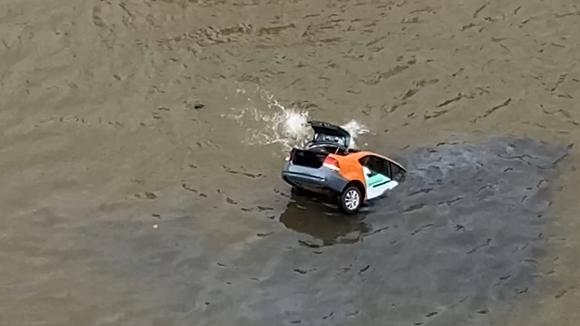 Машина упала в реку Москва