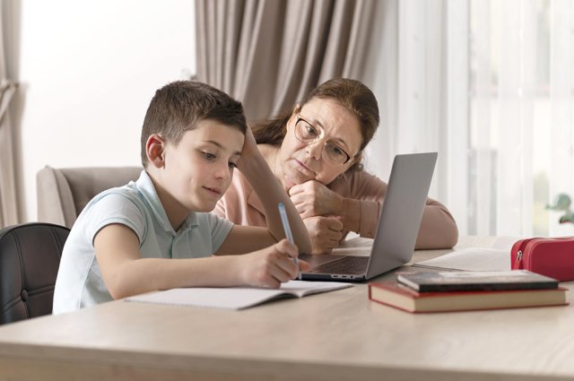 На домашнем обучении нет уроков с 8 часов утра, но нет и весёлых переменок, и широкого круга общения со сверстниками.