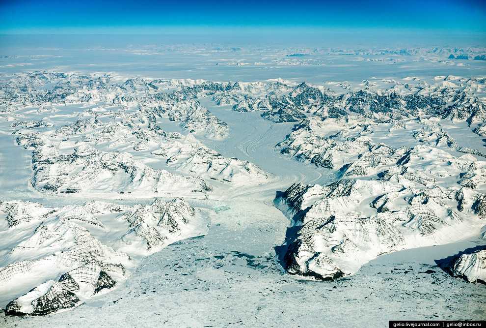 Гренландия — крупнейший остров на Земле. Принадлежит Дании.