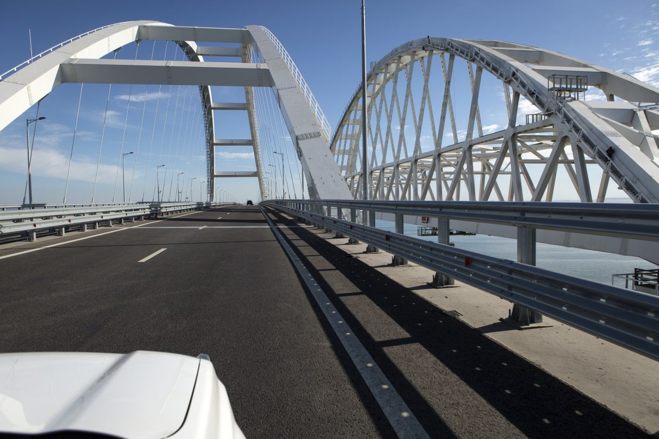 Власти полностью закрыли движение по Крымскому мосту Происшествия