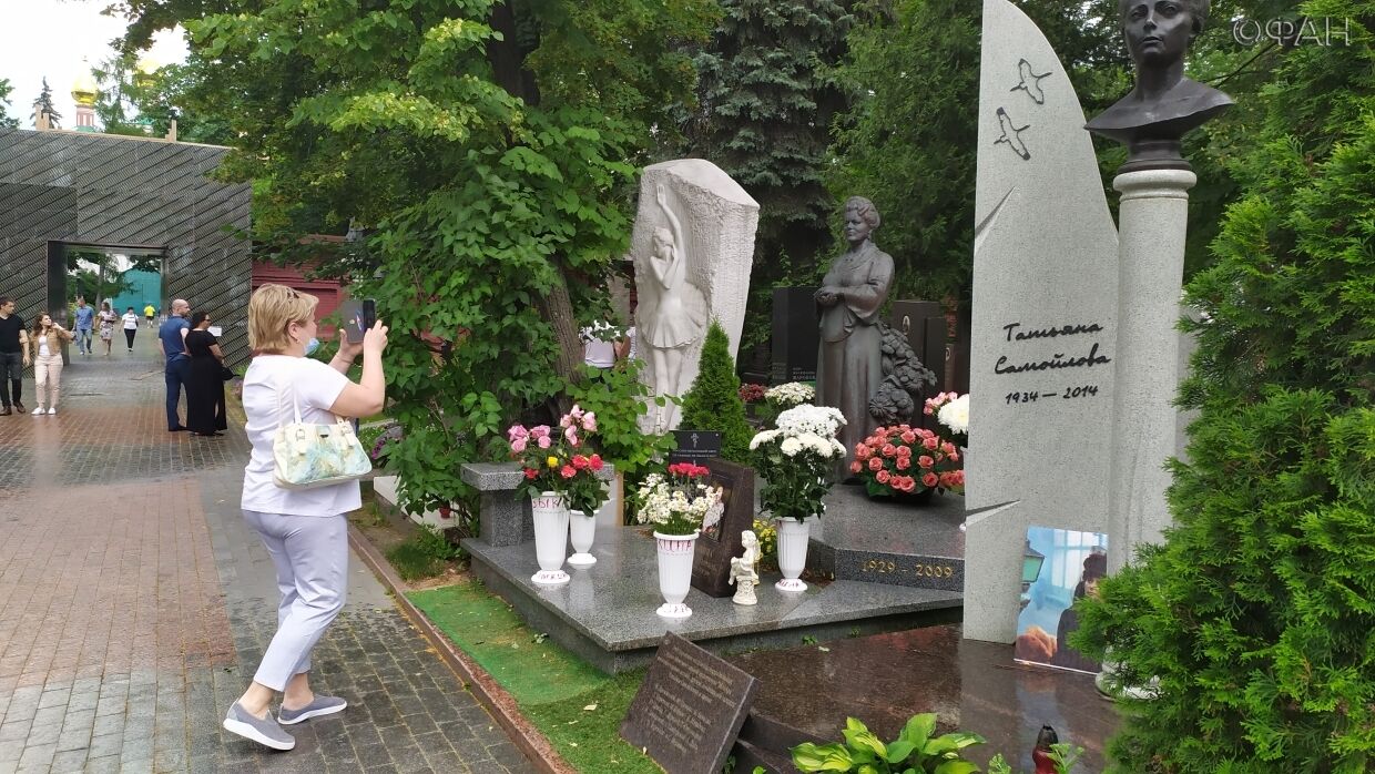 Почитатели Людмилы Зыкиной приносят цветы к ее могиле спустя 11 лет после смерти