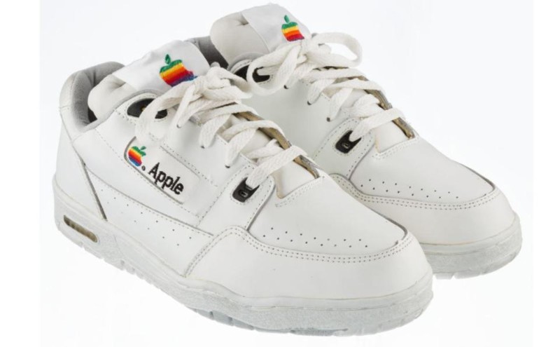 Кроссовки, выпущенные для сотрудников Apple в 90-х годах apple, trend, дизайн, кроссовки, мода, обувь, одежда
