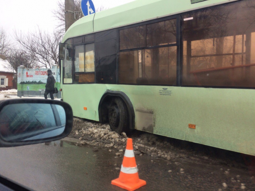 Фото ДТП в Гомеле, где троллейбус врезался в столб, избегая наезда на пешехода