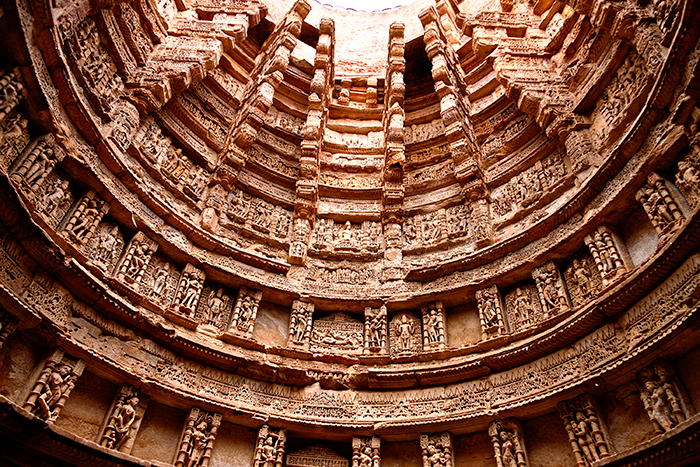 Ступенчатый колодец Рани-ки-Вав спроектировали как перевернутый храм с семью уровнями на разной глубине (Индия). / Фото: undergroundexpert.info.