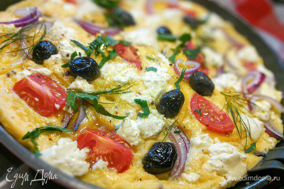 Омлет по мотивам греческого салата (Greek-Salad-Omelette) омлет, перец, маслины, масло, Приготовление, раскрошитьРазогреть, яичную, вылить, оливковое, сливочное, сковороде, помидоры, четвертинки, разложить, полоски, нарезать, жёлтый, сожалению, зеленый, слоёныеКрасный