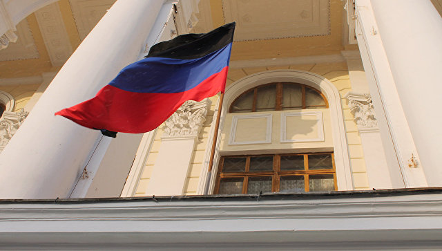 Флаг ДНР с траурной лентой на здании в Донецке. Архивное Фото.