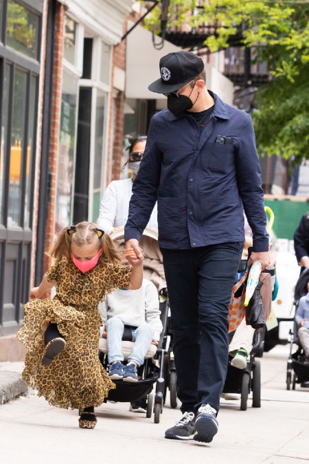 Леопардовый принт для дочки, модная полоска для мамы: Ирина Шейк и Лея Купер на прогулке в Нью-Йорке Леопардовый принт для дочки, модная полоска для мамы: Ирина Шейк и Лея Купер на прогулке в Нью-Йорке Дети,Дети знаменитостей