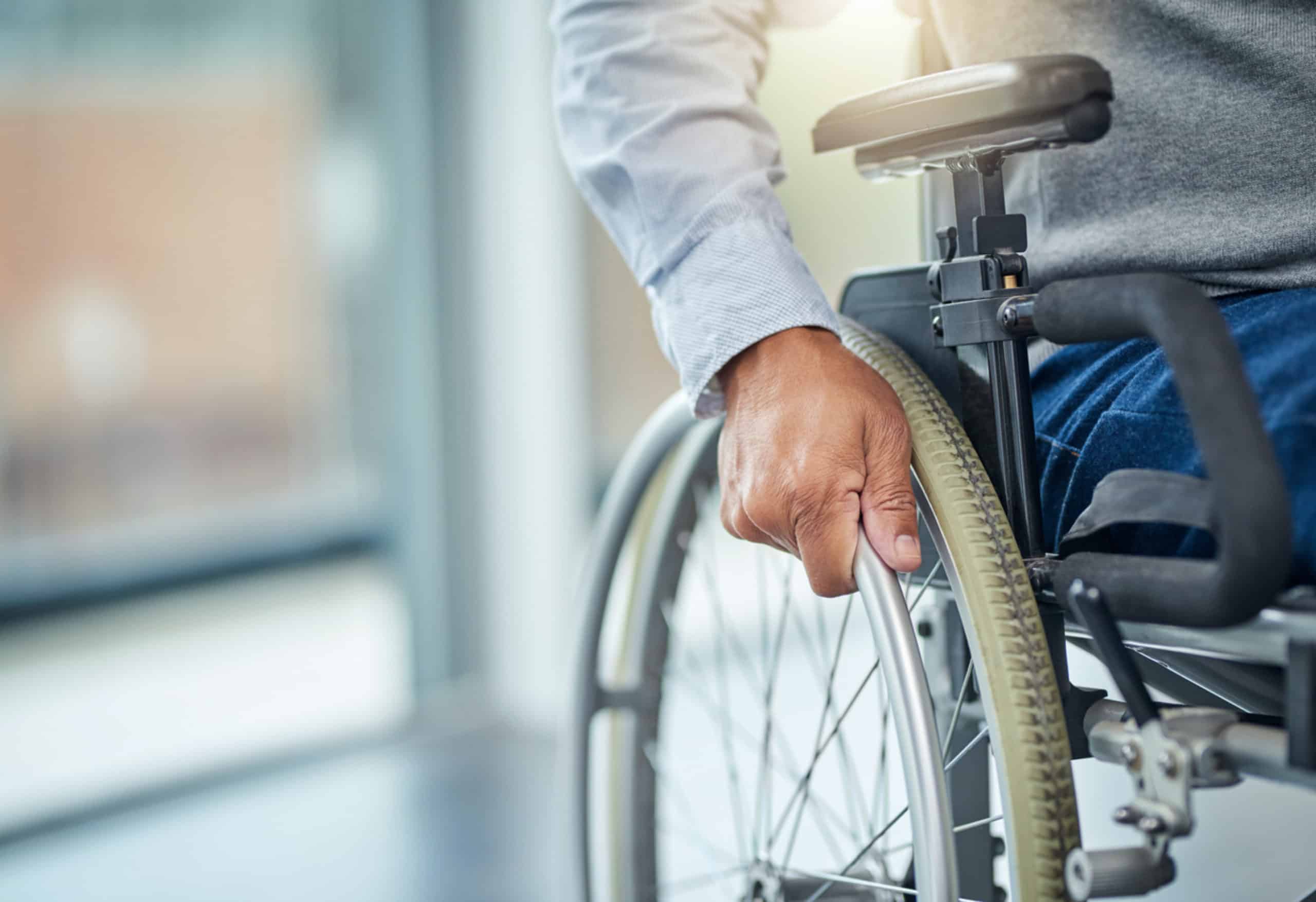 Permanently disabled. Мытье инвалидной коляски. Американец на инвалидной коляске. Инвалид в коляске аэропорт. Девушка на инвалидной коляске в аэропорту.