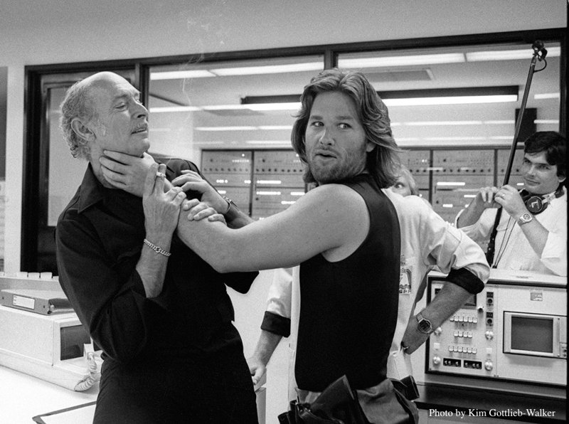 Ли Ван Клиф и Курт Рассел на съемках фильма "Побег из Нью-Йорка", 1980 г. голливуд, за кадром, кино, фото