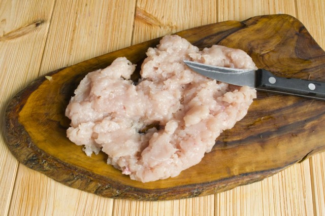 Обжариваем рубленный фарш из куриного филе с овощами