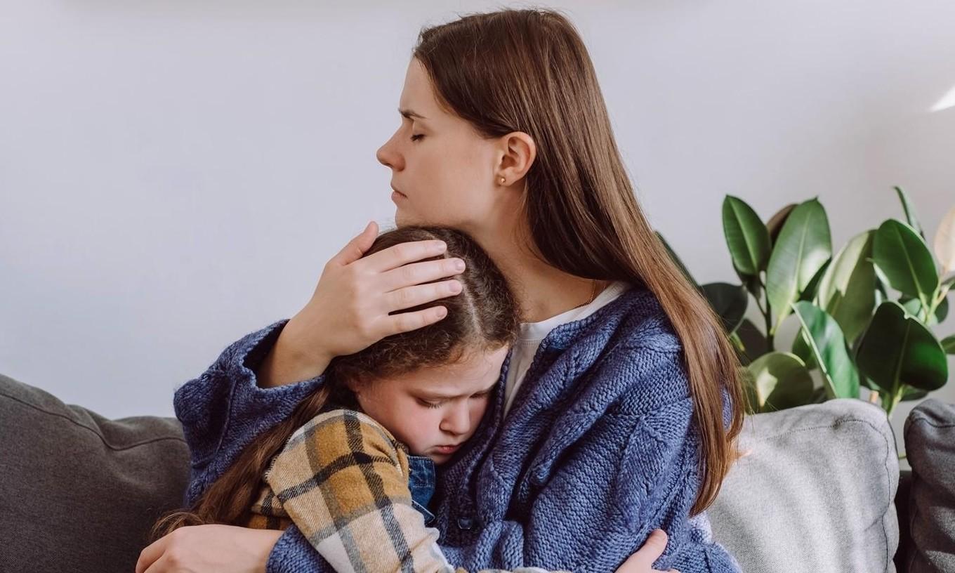 Родительская тревога как вирус: как эмоции мамы и папы «перезагружают» психику ребенка