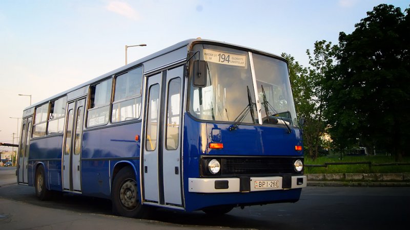 Основу парка одиночных автобусов продолжает составлять классический Ikarus-260. Правда, здесь все машины ещё с завода оснащены автоматическими коробками передач — производства ZF, Praga и Voith. автобус, будапешт, венгрия, икарус, общественный транспорт